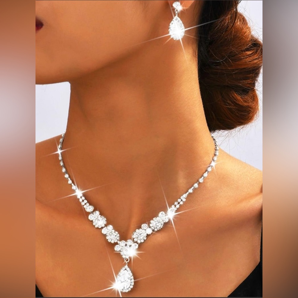 Elegant Silver tone Jewelry Set Crystal Necklace and Earrings